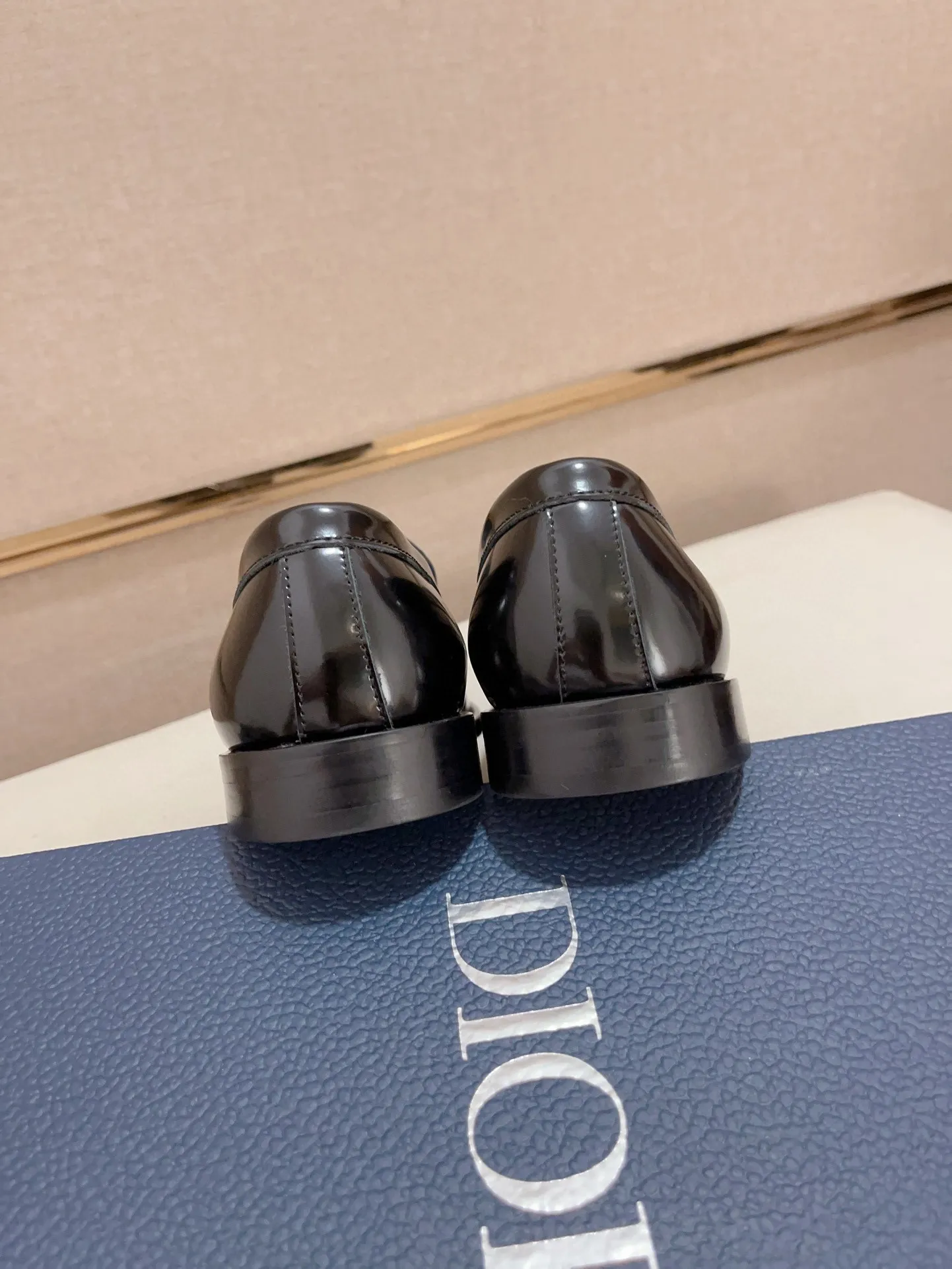 Men's shoes 💰: 560💰 High-end version of Dior Dior's new series. Famous actors and internet celebrities wear super popular designs. The sculptures of French artist Niki de Saint Phalle are designed as rings. Material: Imported original material ➕Painted cowhide Foot pads: cowhide Outsole: Rubber outsole Men's shoe size: 38~44 Can be customized to size 45